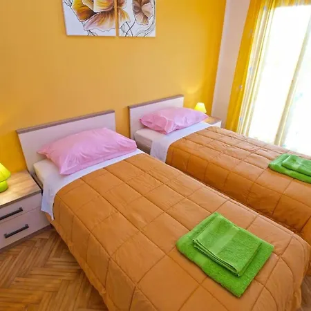 Charming In Ровинь